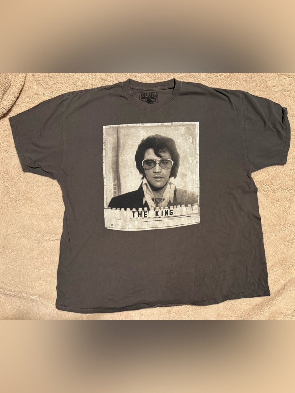 ELVIS Short-Sleeve Graphic Tee in Charcoal with Black-and-White Portrait - men’s